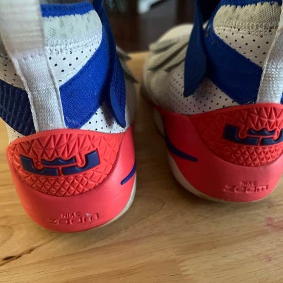 LeBron James basketball shoes - Picture 2 of 6